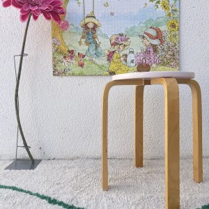 Tabouret En Bois Courbé et plateau rose pastel