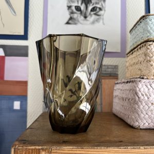 Vase Torsadé en Verre Fumé – Luminarc France, Années 70