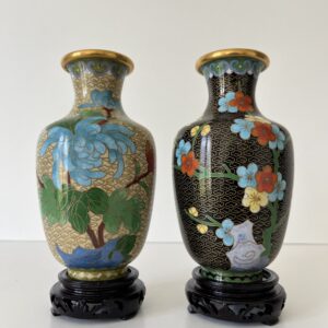 Paire de Vases en Émaux Cloisonnés Vintage Circa 1970 Avec Boite – Décor Floral sur Socles en Bois