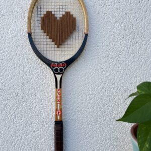Raquette de Tennis Vintage – Brodée Main Motif Cœur